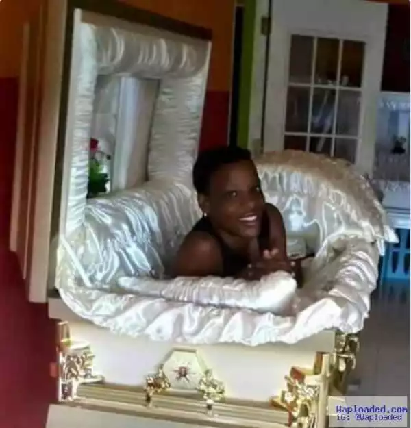 End time selfie: Girl takes it to the coffin